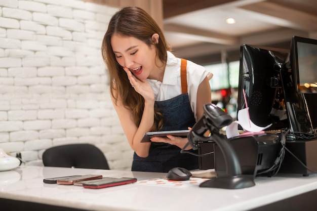 Photo une jeune caissière asiatique travaillant dans un supermarché