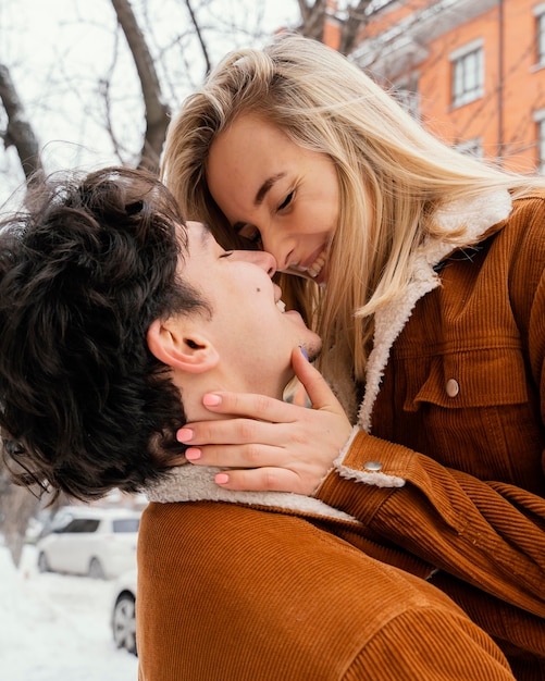 Photo jeune couple, profiter du temps ensemble