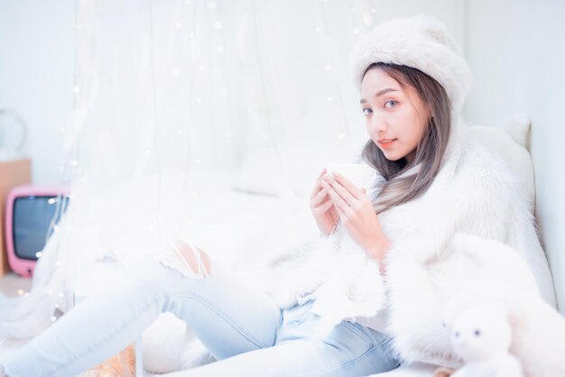 Jeune femme appréciant la saison d'hiver. Détente et style de vie en vacances à la maison.