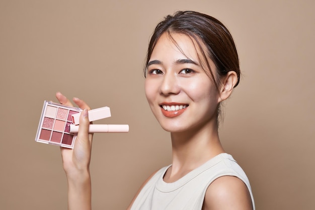 Photo jeune femme avec des articles cosmétiques