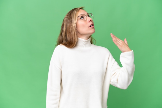 Jeune femme blonde sur fond isolé avec une expression fatiguée et malade