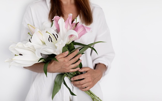 jeune femme, à, fleur, lis, intérieur