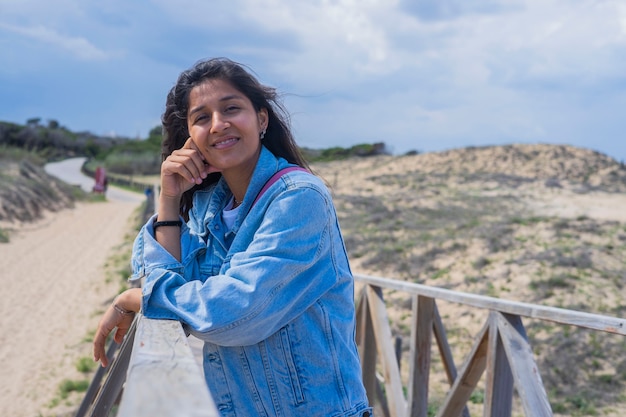 Photo jeune femme indienne heureuse à la plage