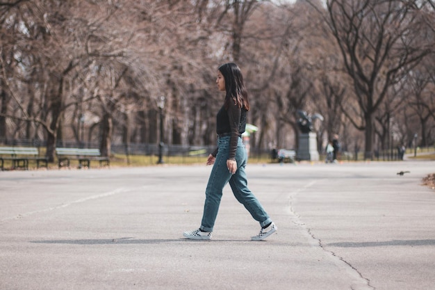 Photo une jeune femme marche sur la route en ville.