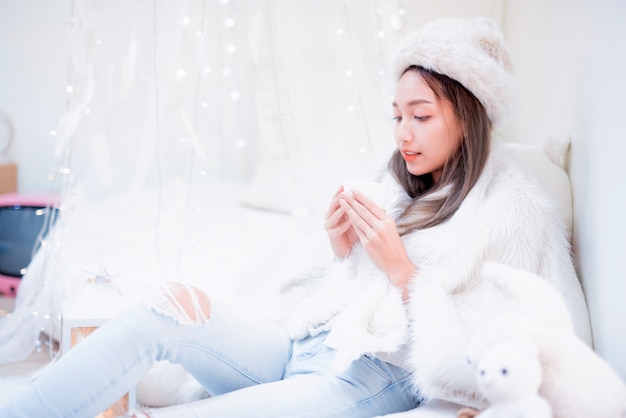 Jeune femme profitant de la saison d'hiver. Détente et style de vie pendant les vacances de Noël à la maison.