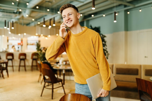 Photo une jeune femme souriante debout sur la table.