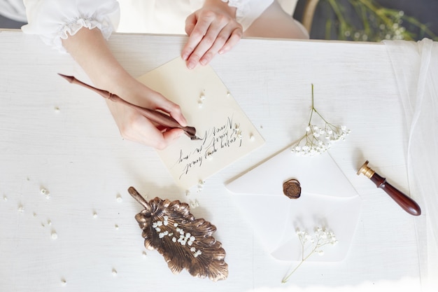 Photo jeune fille écrit une lettre à son homme bien-aimé à la maison