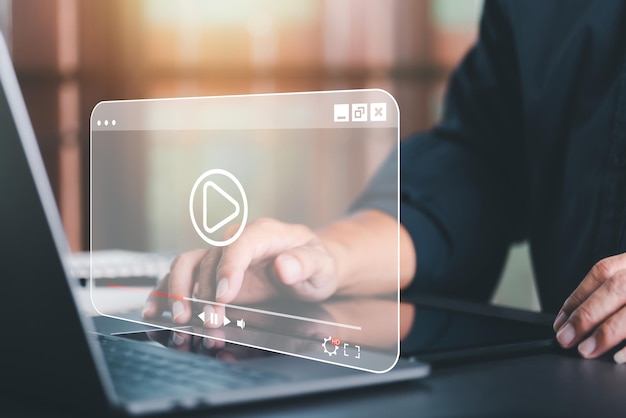 Photo jeune homme utilisant un ordinateur portable pour regarder des vidéos apprendre à enseigner la réalité virtuelle utilisée en ligne