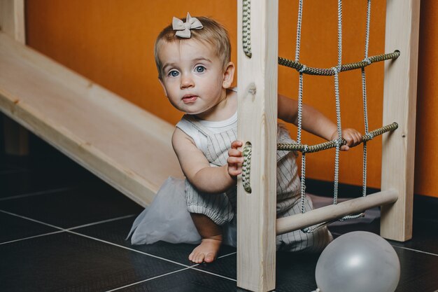 Photo jeux actifs pour bébé activités à l'intérieur petite fille jouer à la maison ensembles de jeux d'intérieur en bois jouer à la gym