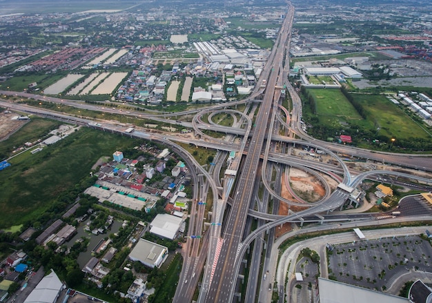 Jonction de l&#39;autoroute occupée de vue aérienne