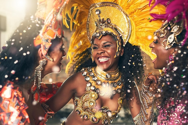 Laissez son mouvement vous divertir Photo recadrée d'une belle danseuse de samba se produisant au Carnaval