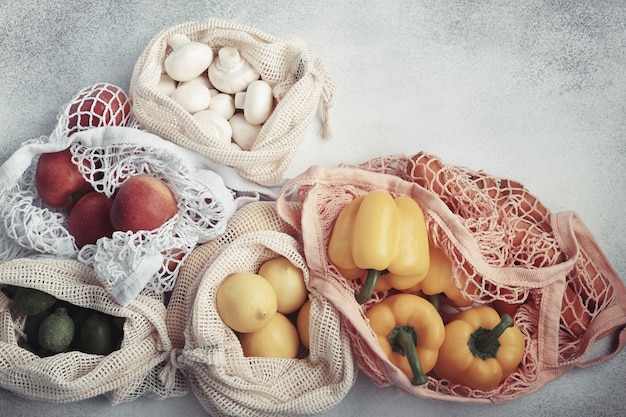 Légumes et fruits frais dans des sacs écologiques. Achats zéro déchet