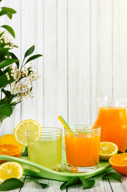 Photo limonade fraîchement préparée et jus d'orange sur un plateau