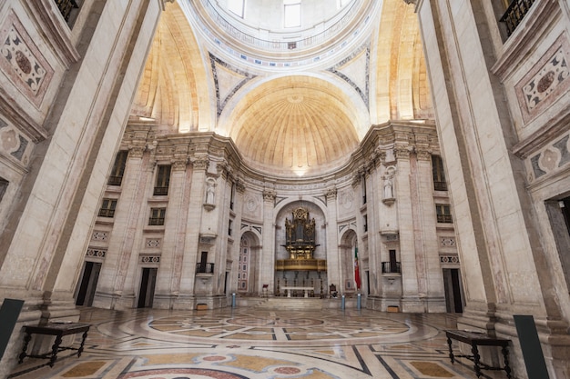 LISBONNE - 24 JUIN : Le Panthéon National (l'église de Santa Engracia) est un monument du XVIIe siècle le 24 juin 2014 à Lisbonne, Portugal