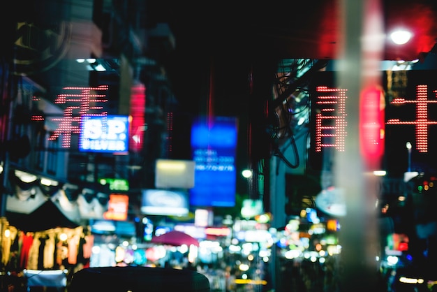 Photo lumières de la ville floue pendant la nuit