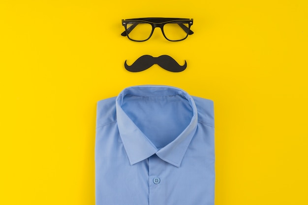 Lunettes avec moustache et chemise sur la table