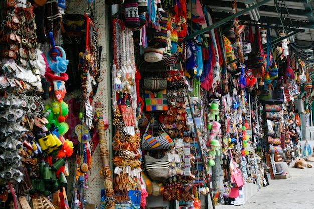 Photo magasins de marché aux puces avec de nombreux articles accrochés dessus