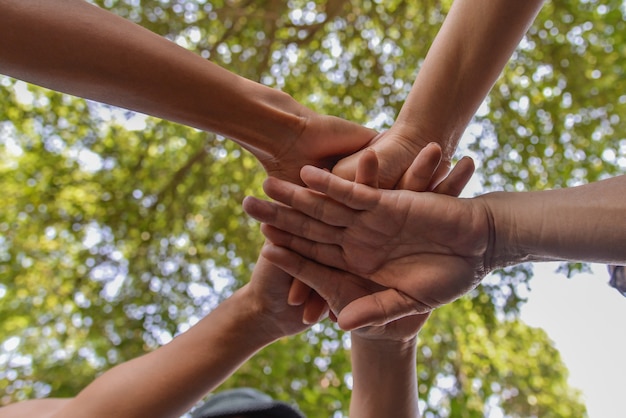 Mains des gens qui se réunissent, le concept de travail d&#39;équipe.