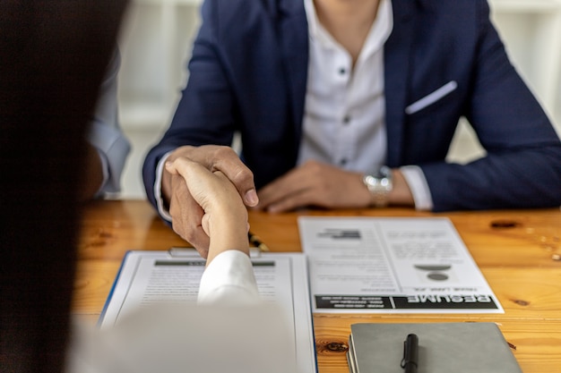 Les managers et les candidats se serrent la main après l'entretien d'embauche, les entretiens d'embauche pour trouver des personnes avec qui travailler avec l'entreprise et des talents avec lesquels travailler. Concept de recrutement et entretiens d'embauche.