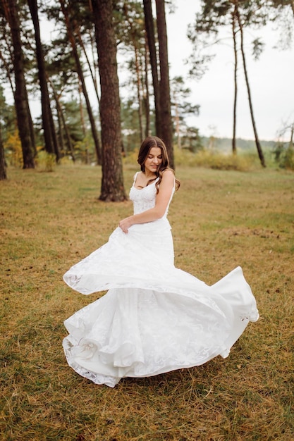 La mariée et le marié traversent une forêt Séance photo de mariage