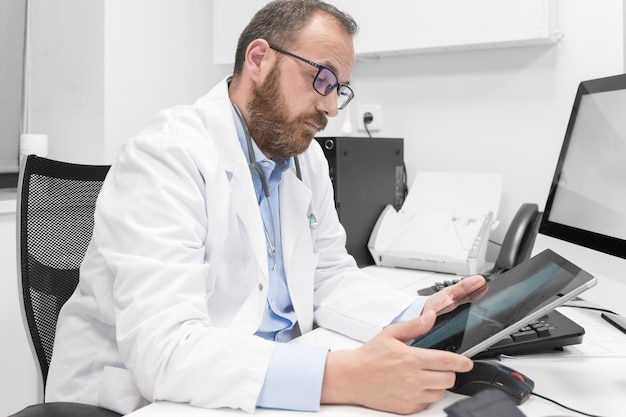 Médecin utilisant sa tablette au travail