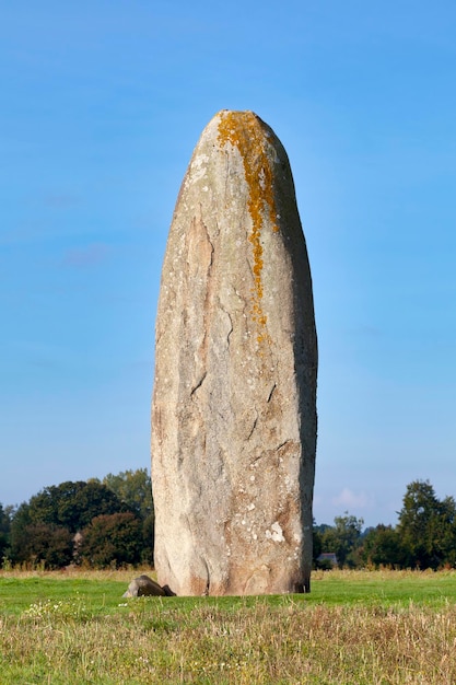 Photo le menhir de champdolent en doldebretagne