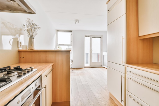 Meubles de cuisine d'angle dans un appartement moderne