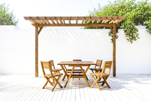 Photo meubles de patio en bois sous une pergola