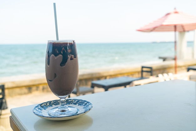 milkshake au chocolat glacé avec fond de mer océan