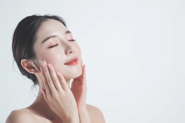 Modèle de soins cosmétiques de beauté asiatique fond blanc