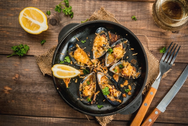 Moules grillées au fromage