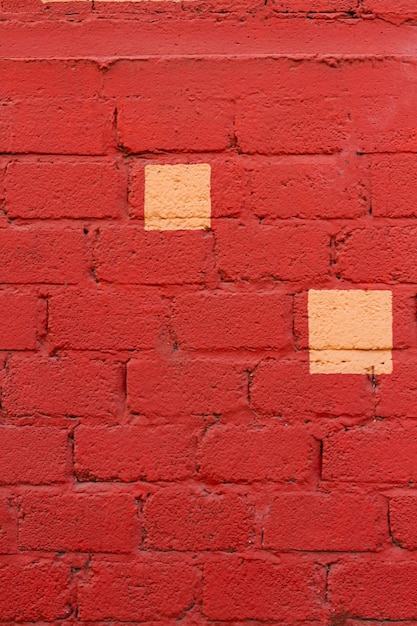 Mur de briques rouges avec des taches jaunes