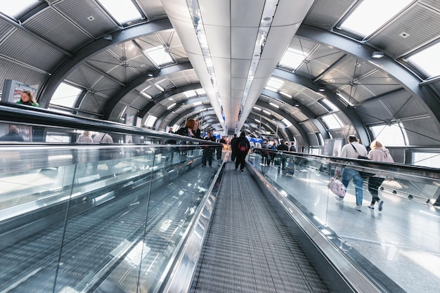 Navetteur anonyme se précipitant dans un tunnel futuriste