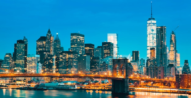 New York City Manhattan Midtown au crépuscule avec le pont de Brooklyn. ETATS-UNIS.