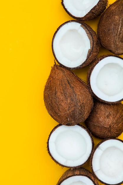 Noix de coco tropicale d'été sur un fond jaune