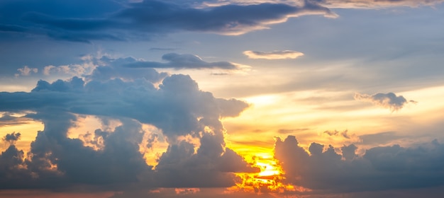 Nuage de flou doux et de mouvement sur le ciel au coucher du soleil ou au lever du soleil