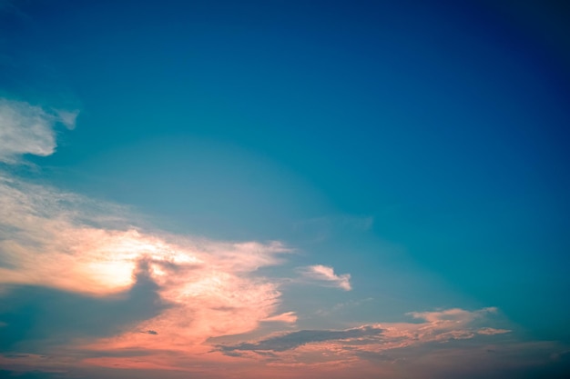 Nuages ciel crépusculaire de couleur pastel Fond spirituel coloré rose et bleu