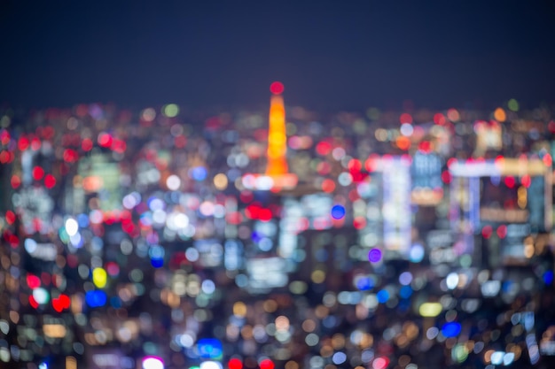 Photo la nuit, la lumière bokeh est floue. bâtiment de bureaux de la ville du japon. arrière-plan abstrait.