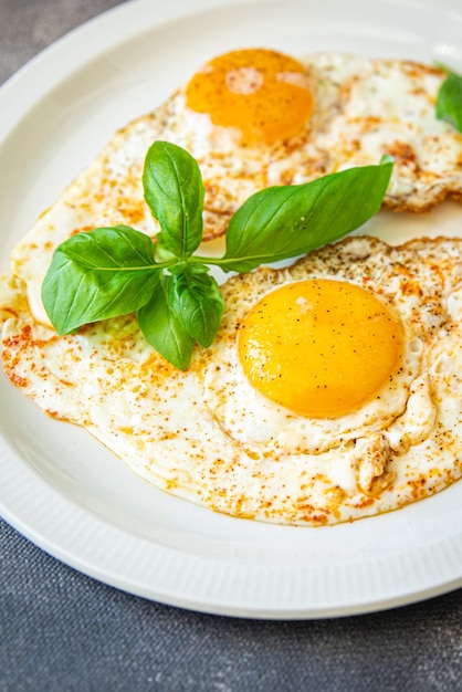 oeufs frits petit déjeuner protéines blanches fraîches jaune repas sain nourriture collation régime alimentaire sur la table copie espace