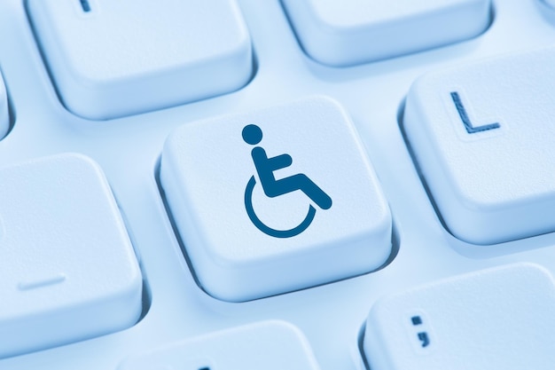 Photo ordinateur de site internet en ligne d'accessibilité web pour les personnes handicapées clavier bleu