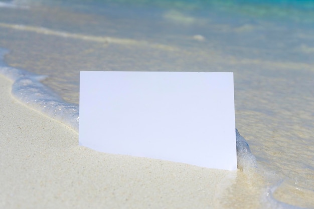 Panneau blanc vierge sur une plage tropicale d'été