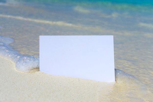 Panneau blanc vierge sur une plage tropicale d'été