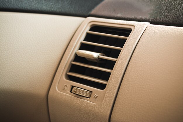 Photo panneau de grille du système de climatisation automobile sur la console