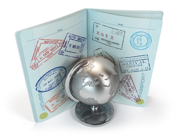 Photo passeport avec beaucoup de timbres de visa et globe métallique isolé sur fond blanc concept de voyage et de tourisme