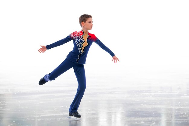 Photo un patineur de glace dans un chapeau de père noël patine