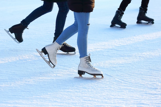 Patineur à pied sur la patinoire