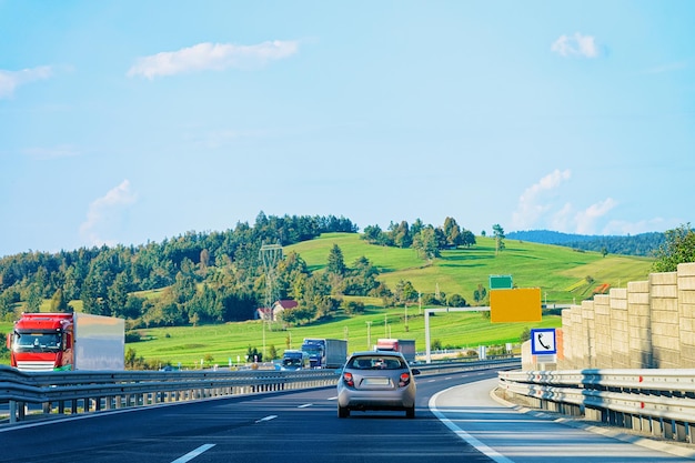 Photo paysage avec collines et voiture sur la route, maribor en slovénie