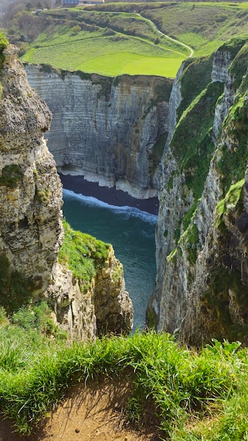 Photo paysage des falaises le long de la falaise d'aval vue de la manche etretat normandie france