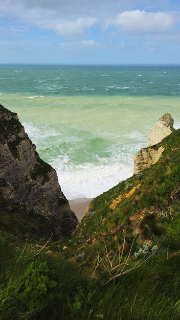 Photo paysage des falaises le long de la falaise d'aval vue de la manche etretat normandie france