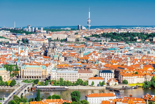 Paysage urbain panoramique de Prague avec la tour Zizkov en arrière-plan Prague République tchèque